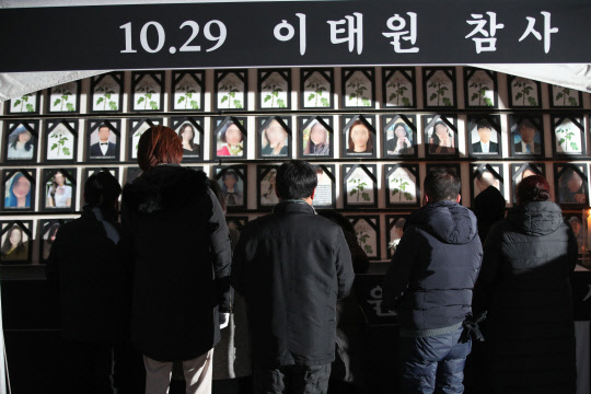 이태원참사 희생자 유가족들이 14일 오후 서울 용산구 녹사평역 광장에 마련된 시민분향소에서 희생자를 추모하고 있다. 이 분향소는 10·29 이태원참사 유가족협의회 유가족들과 민노총, 참여연대 등 시민단체가 모인 10·29 이태원참사 시민대책회의 관계자들이 이날 오전부터 설치했다. [사진공동취재단]